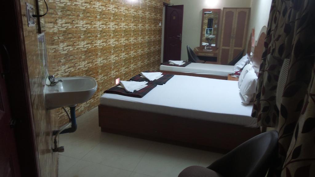 Dm Travellers Lodge *