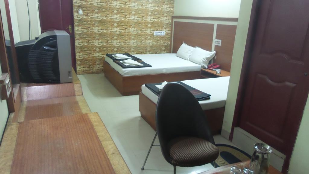 Dm Travellers Lodge *