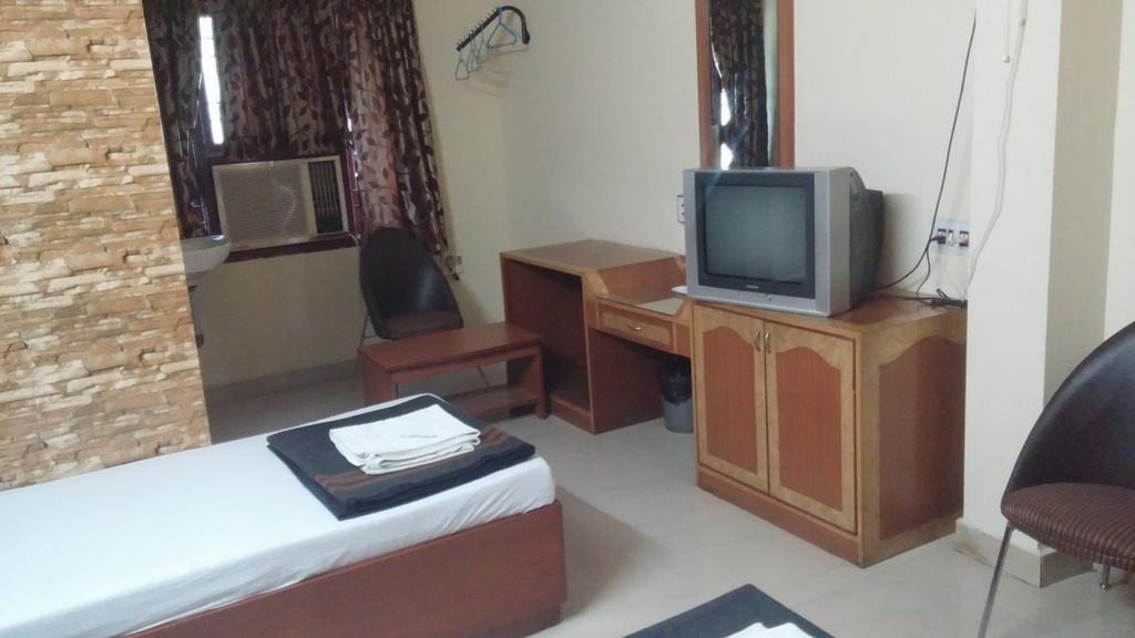 Dm Travellers Lodge *