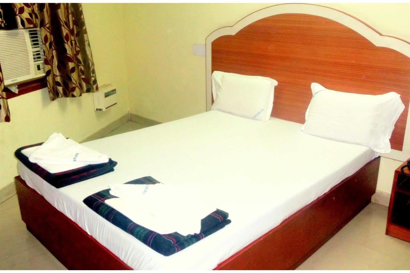 Dm Travellers Lodge *