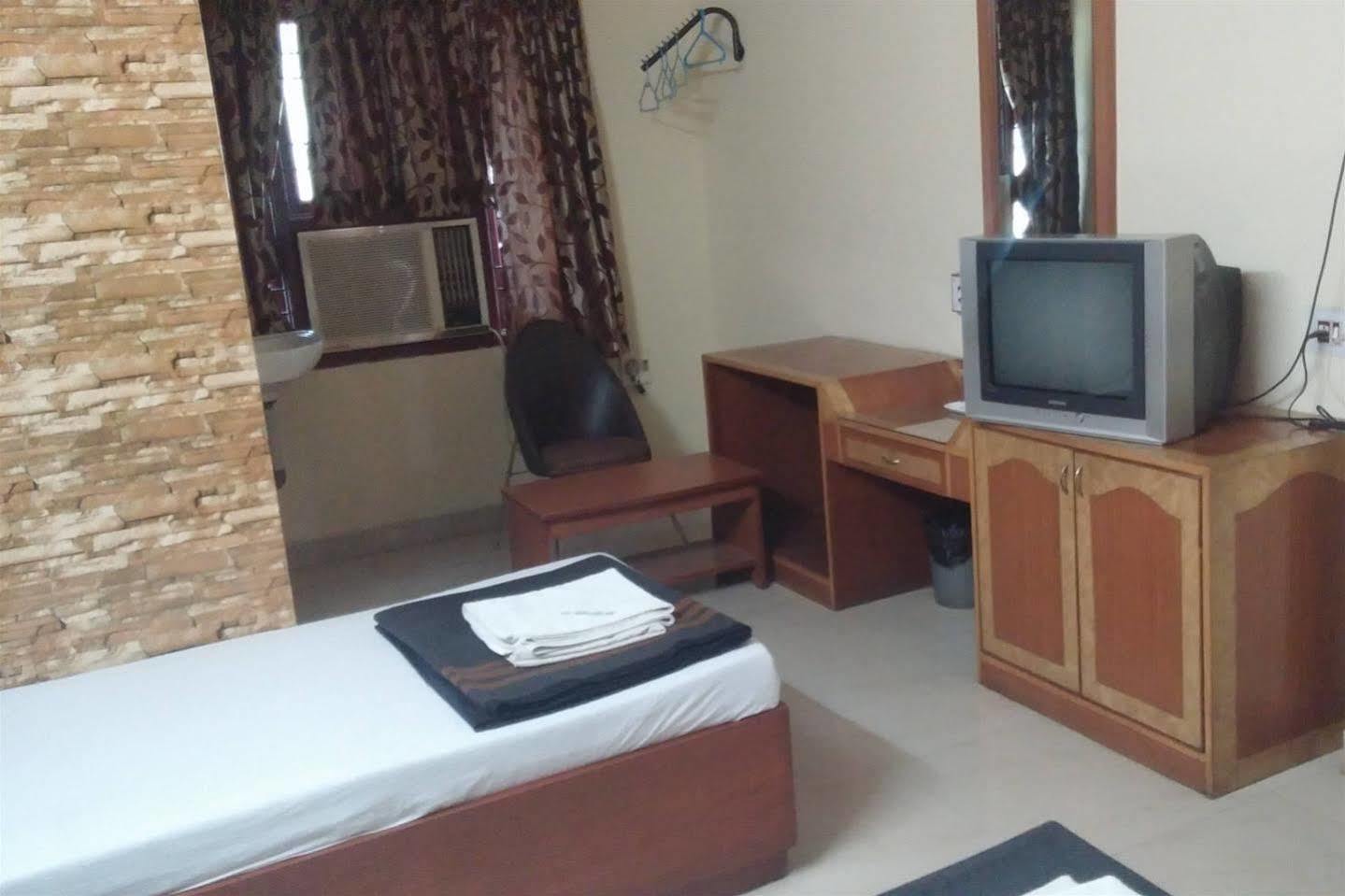 Dm Travellers Lodge *